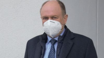 Einkaufen am Wochenende mit Maske und Mindestabstand: